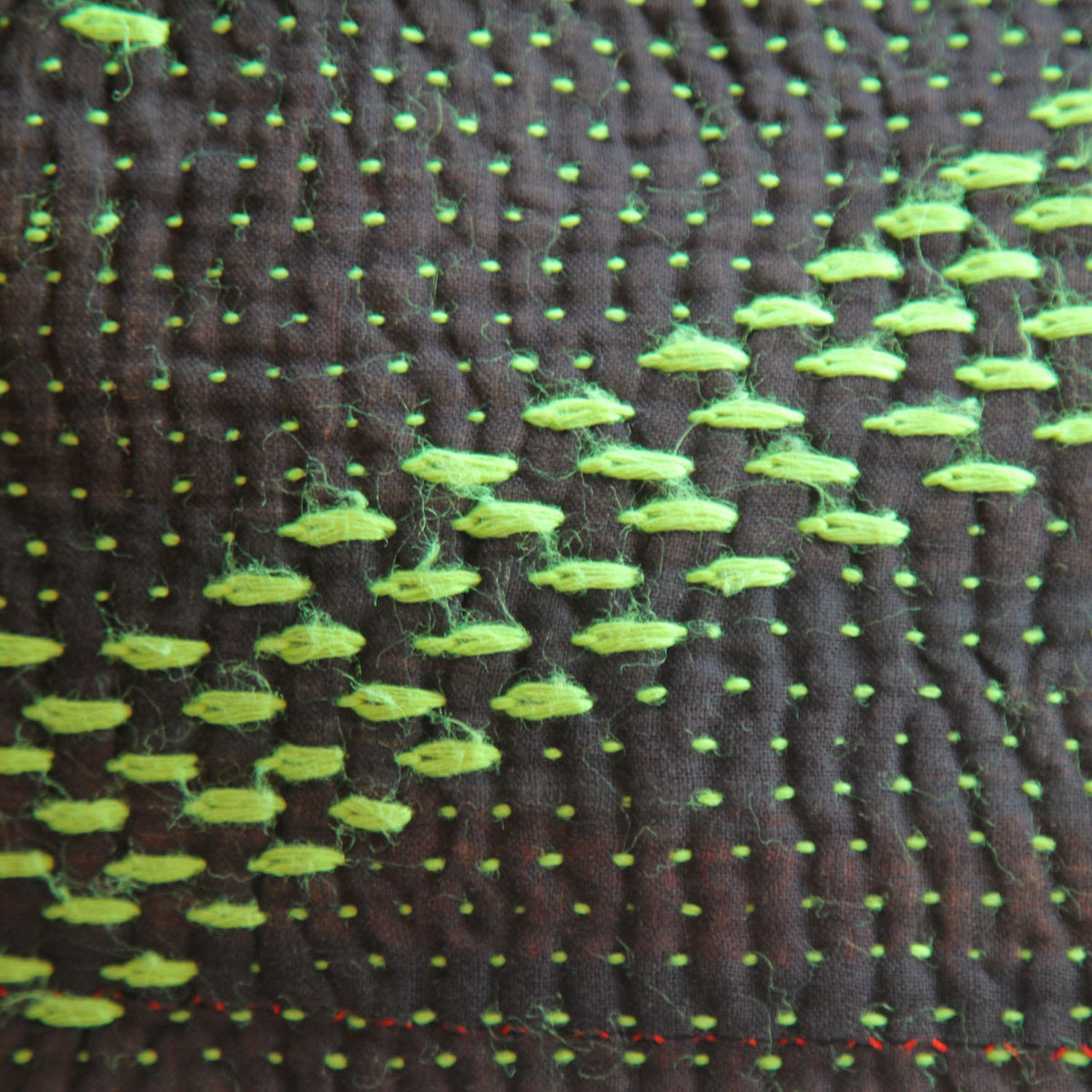 Schwarzer Kantha-Kissenbezug mit geometrischem Muster