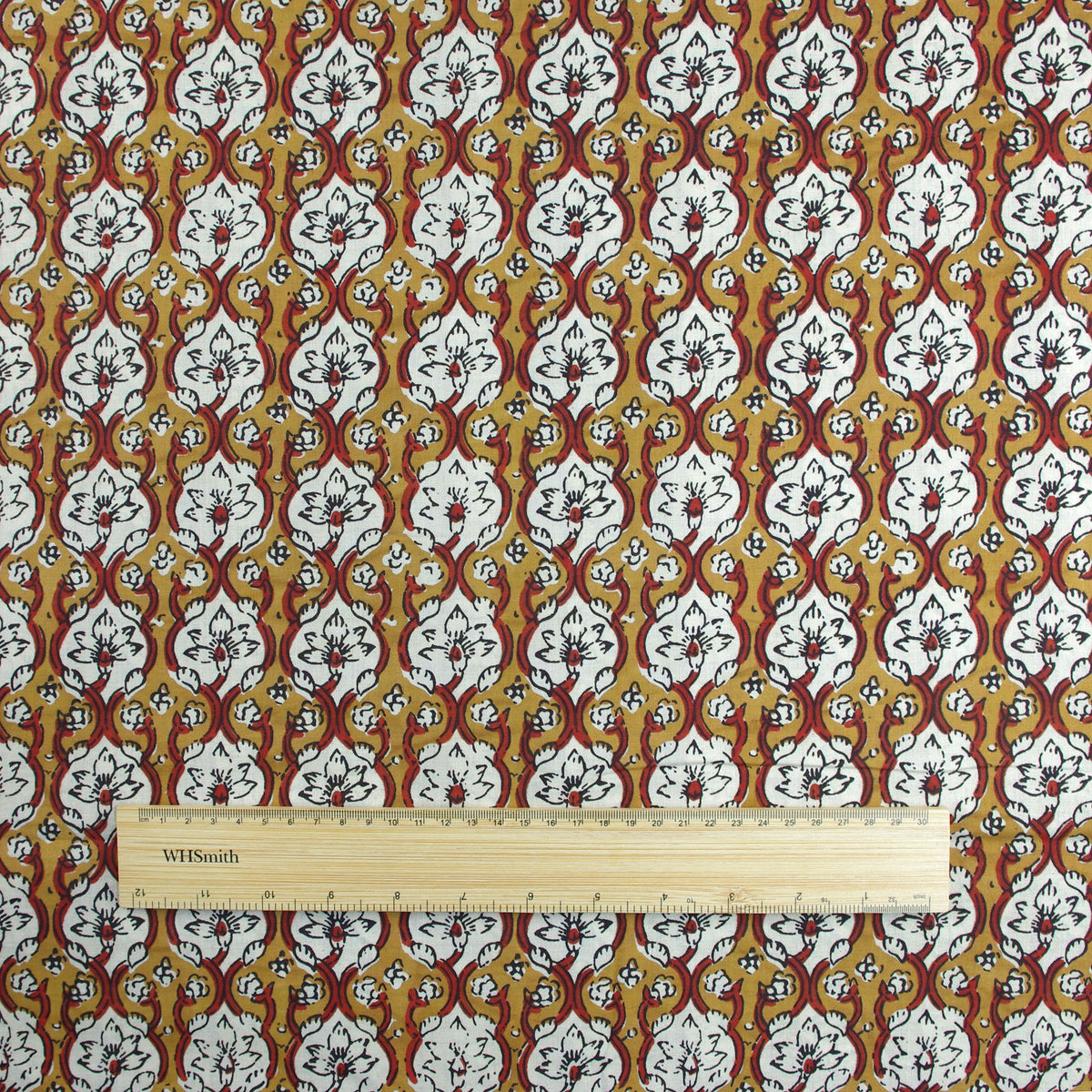 Bagru Block Print Chevron auf kastanienbraunem Damenkleid Stoffdesign 240