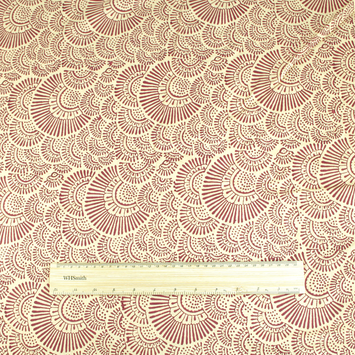 Indischer Handblockdruck mit rotem Henna-Muster auf cremefarbenem Voile-Stoff aus 100 % Baumwolle, Design 354