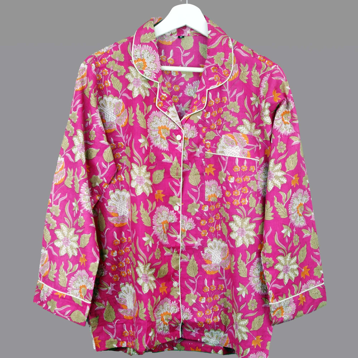 Langes bläulich-graues Pyjama-Set mit rosafarbenem Blumen-Blockdruck-Design