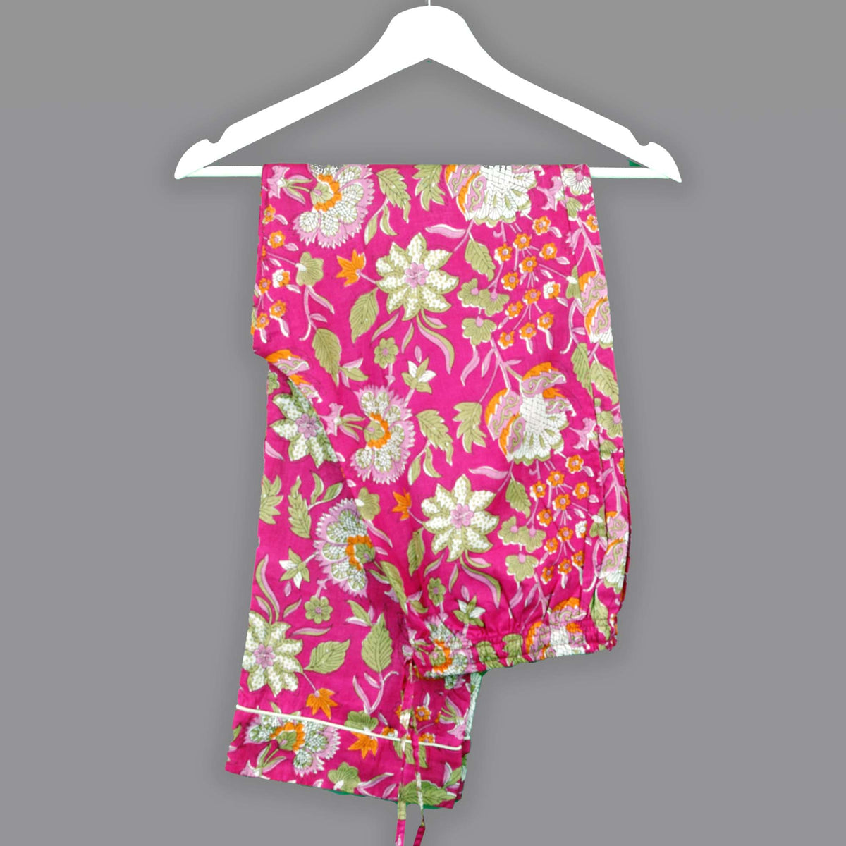 Langes bläulich-graues Pyjama-Set mit rosafarbenem Blumen-Blockdruck-Design