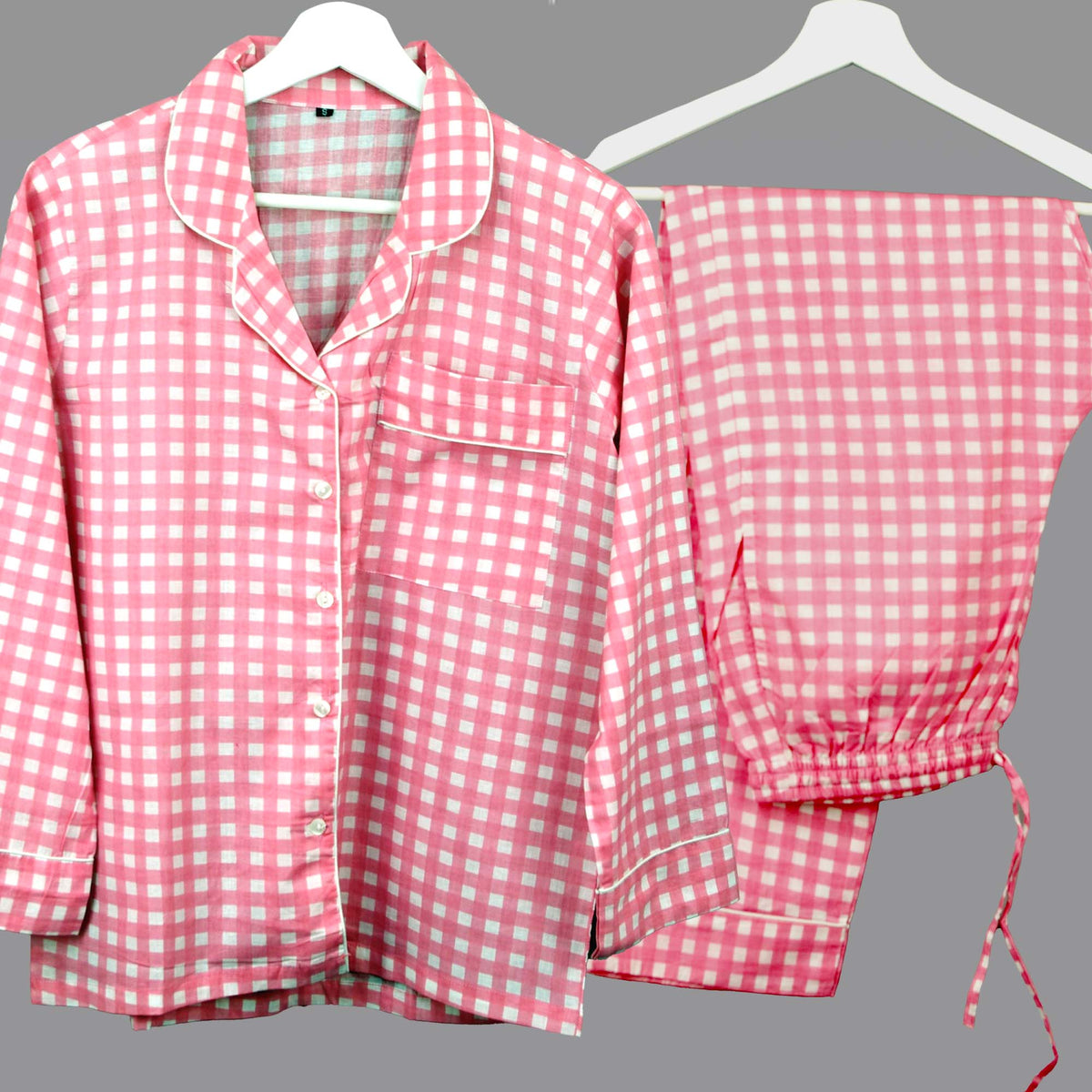 Langes bläulich-graues Pyjama-Set mit rosafarbenem Blumen-Blockdruck-Design