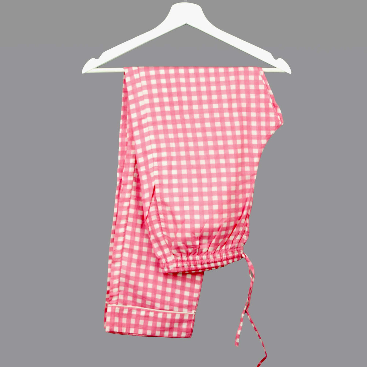 Langes bläulich-graues Pyjama-Set mit rosafarbenem Blumen-Blockdruck-Design