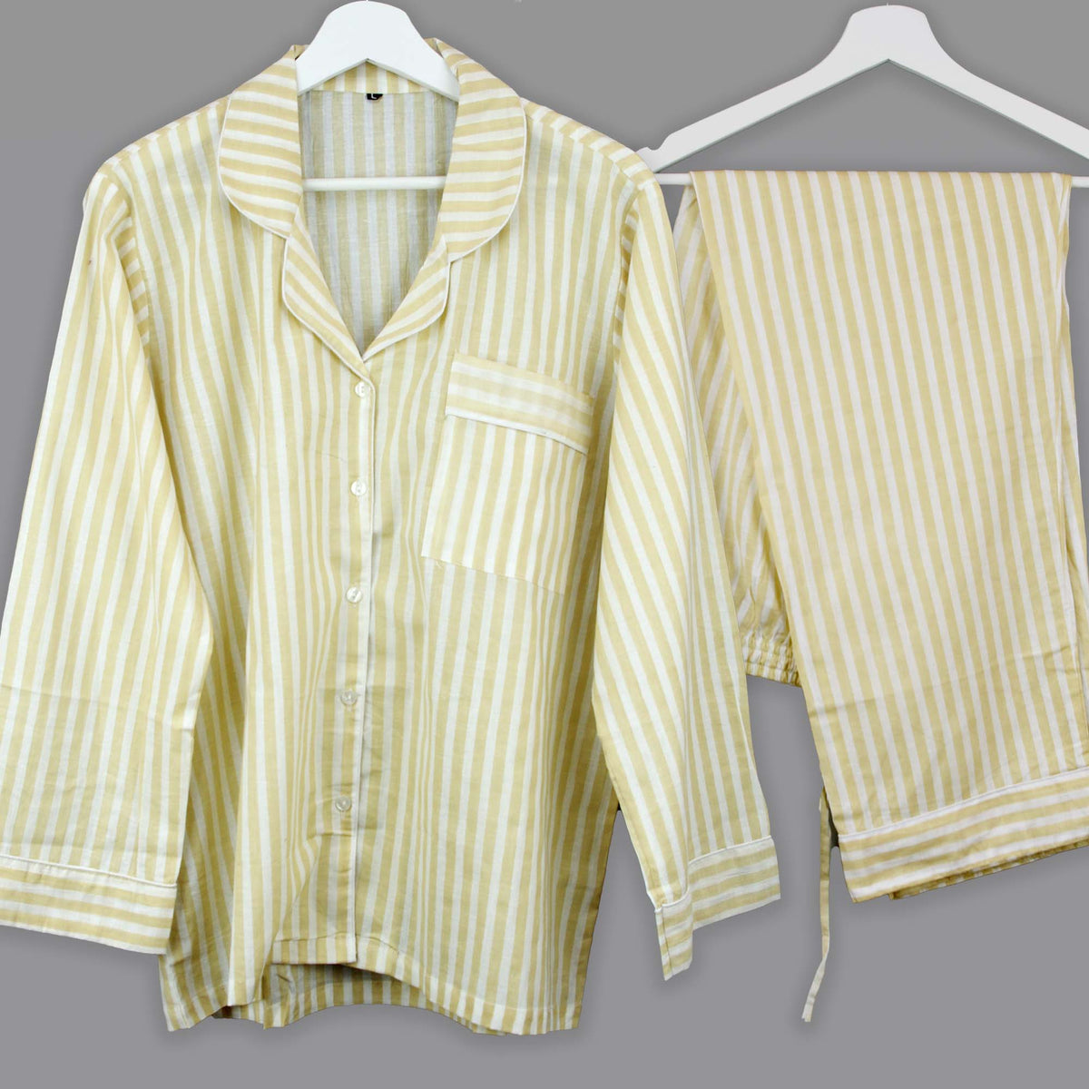 Langes bläulich-graues Pyjama-Set mit rosafarbenem Blumen-Blockdruck-Design