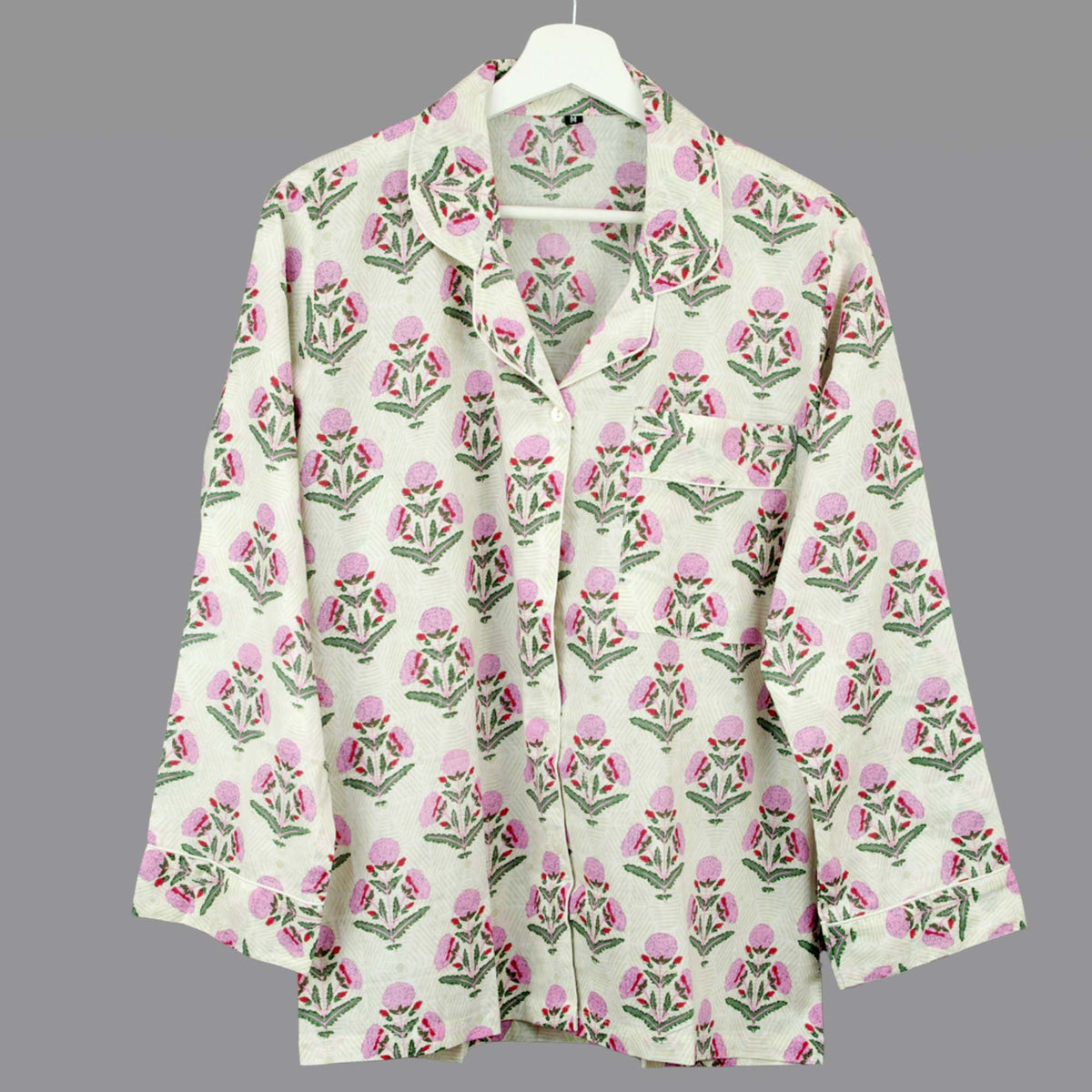 Langes bläulich-graues Pyjama-Set mit rosafarbenem Blumen-Blockdruck-Design