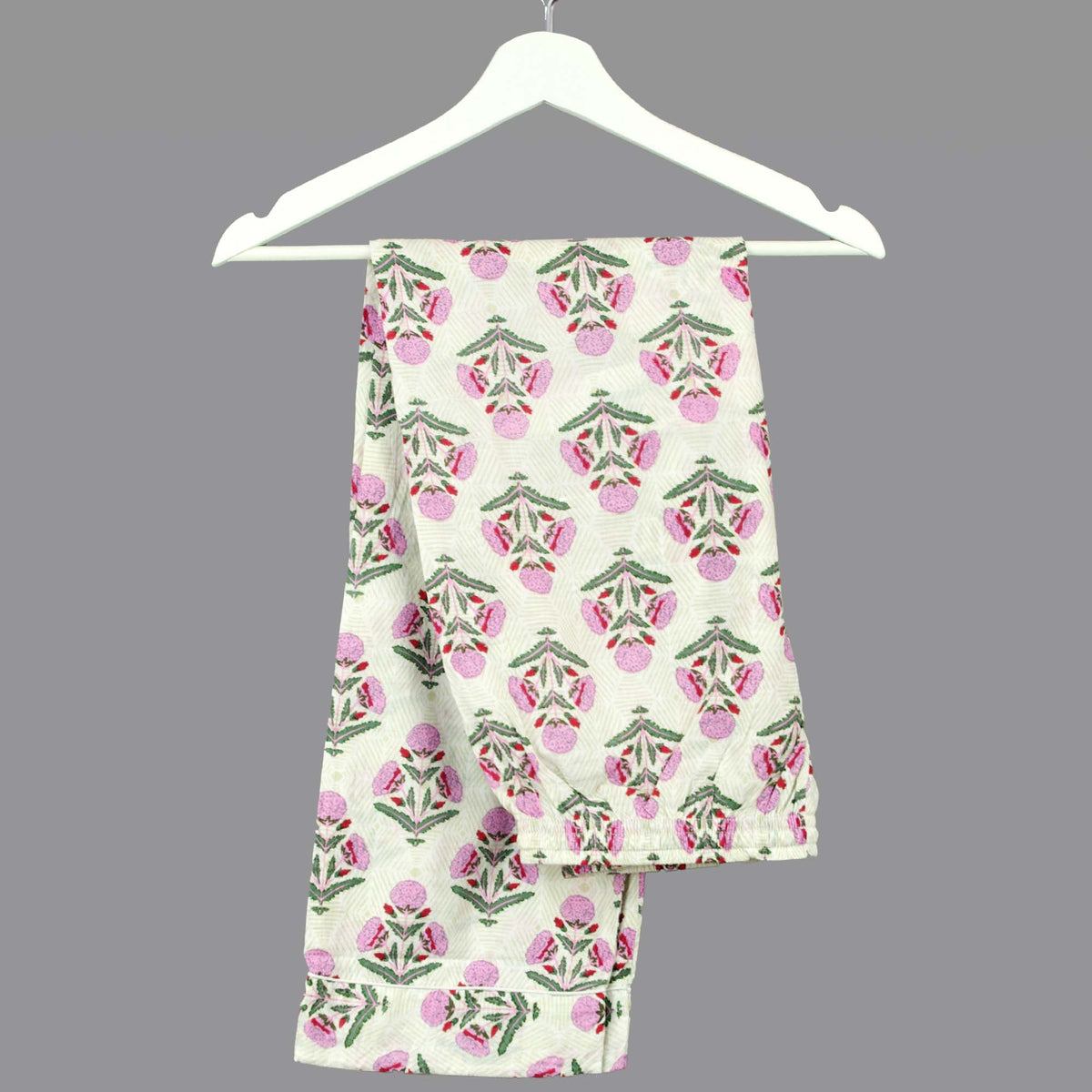 Langes bläulich-graues Pyjama-Set mit rosafarbenem Blumen-Blockdruck-Design