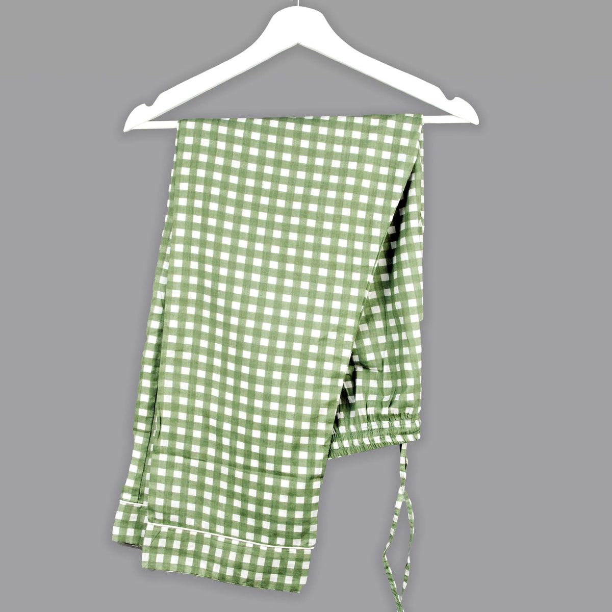 Langes bläulich-graues Pyjama-Set mit rosafarbenem Blumen-Blockdruck-Design