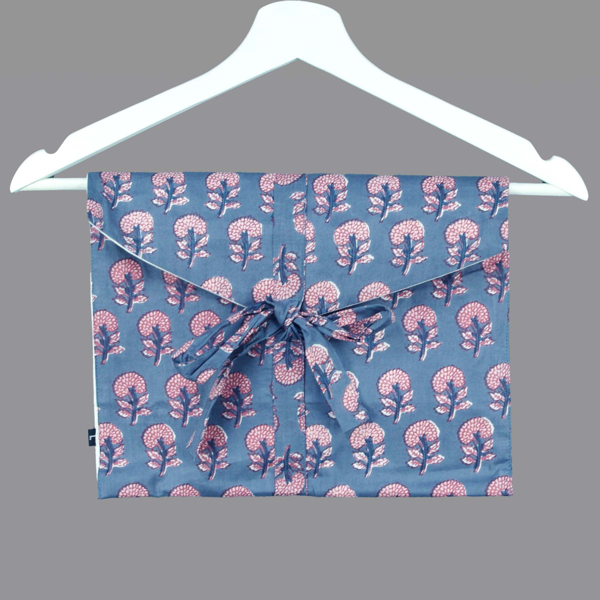 Langes bläulich-graues Pyjama-Set mit rosafarbenem Blumen-Blockdruck-Design