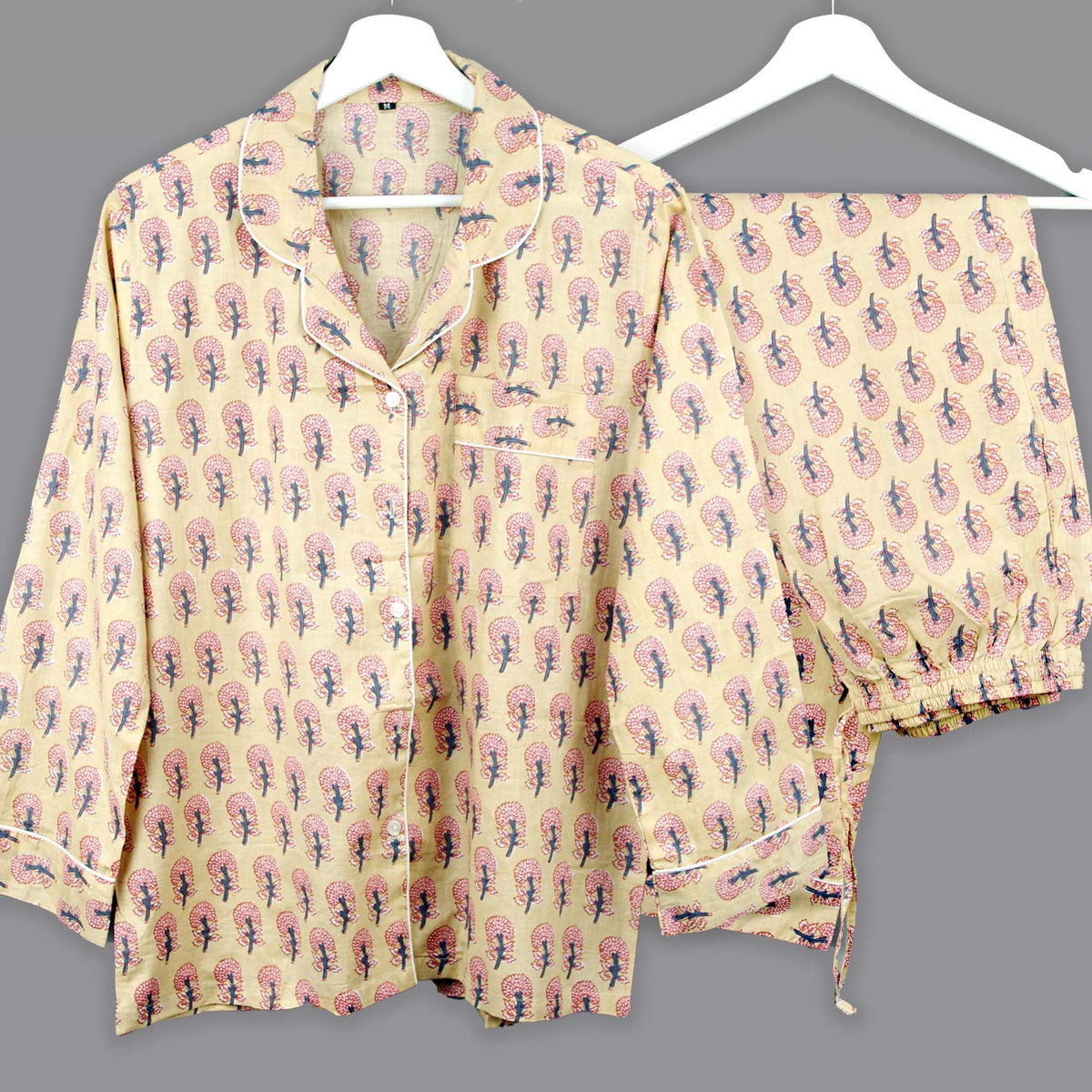 Langes bläulich-graues Pyjama-Set mit rosafarbenem Blumen-Blockdruck-Design