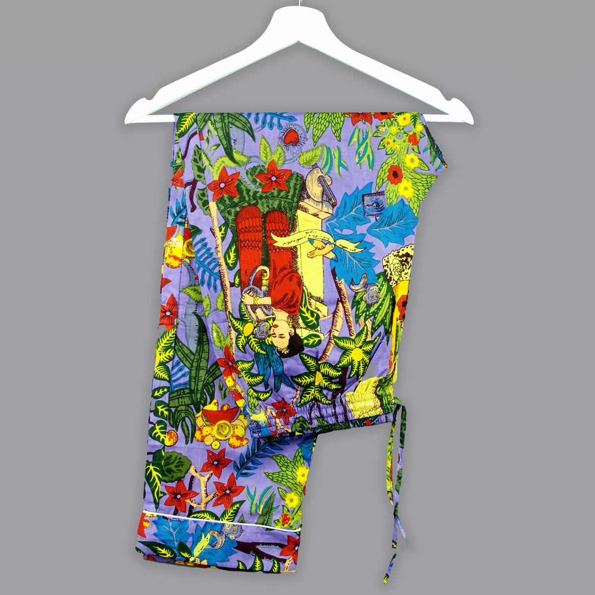 Langes bläulich-graues Pyjama-Set mit rosafarbenem Blumen-Blockdruck-Design