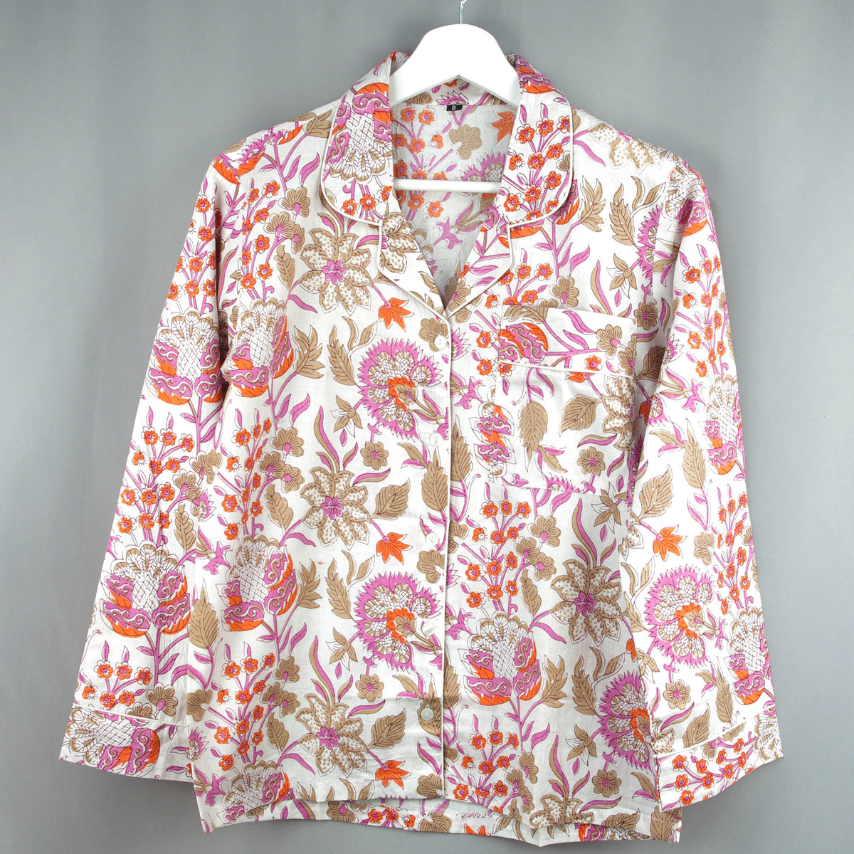 Langes bläulich-graues Pyjama-Set mit rosafarbenem Blumen-Blockdruck-Design