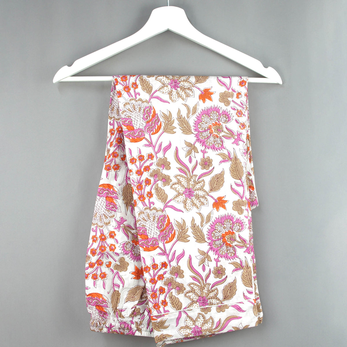 Langes bläulich-graues Pyjama-Set mit rosafarbenem Blumen-Blockdruck-Design