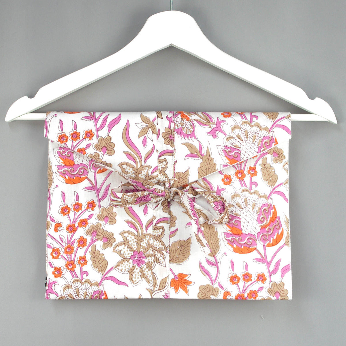 Langes bläulich-graues Pyjama-Set mit rosafarbenem Blumen-Blockdruck-Design