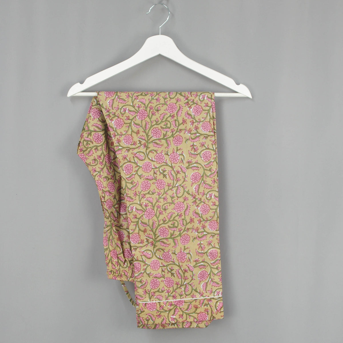 Langes bläulich-graues Pyjama-Set mit rosafarbenem Blumen-Blockdruck-Design