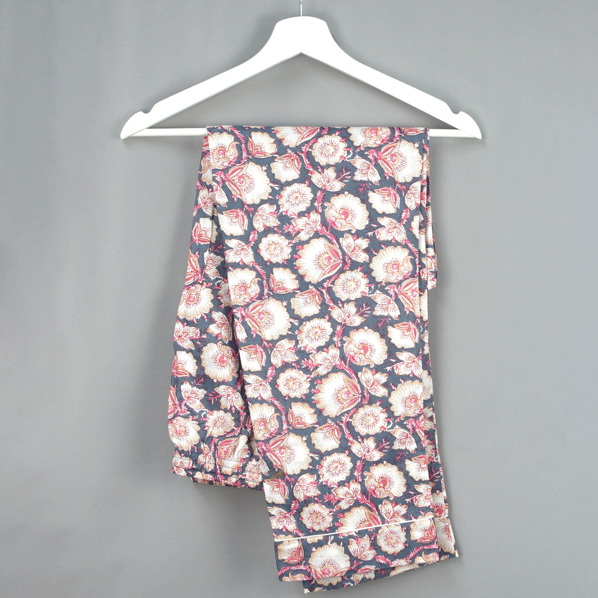 Langes bläulich-graues Pyjama-Set mit rosafarbenem Blumen-Blockdruck-Design