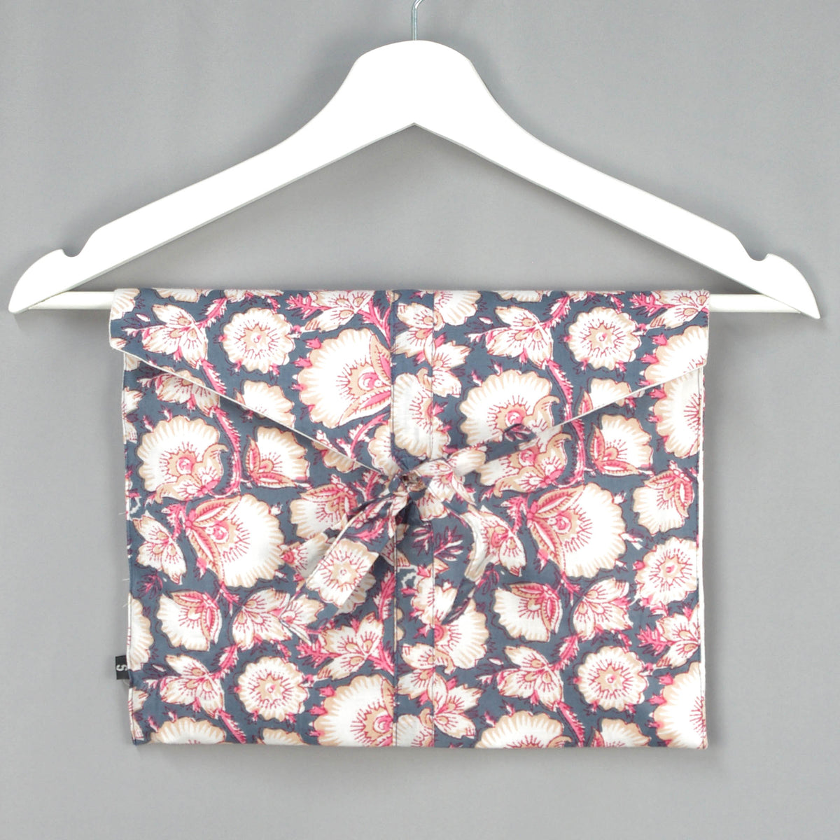 Langes bläulich-graues Pyjama-Set mit rosafarbenem Blumen-Blockdruck-Design