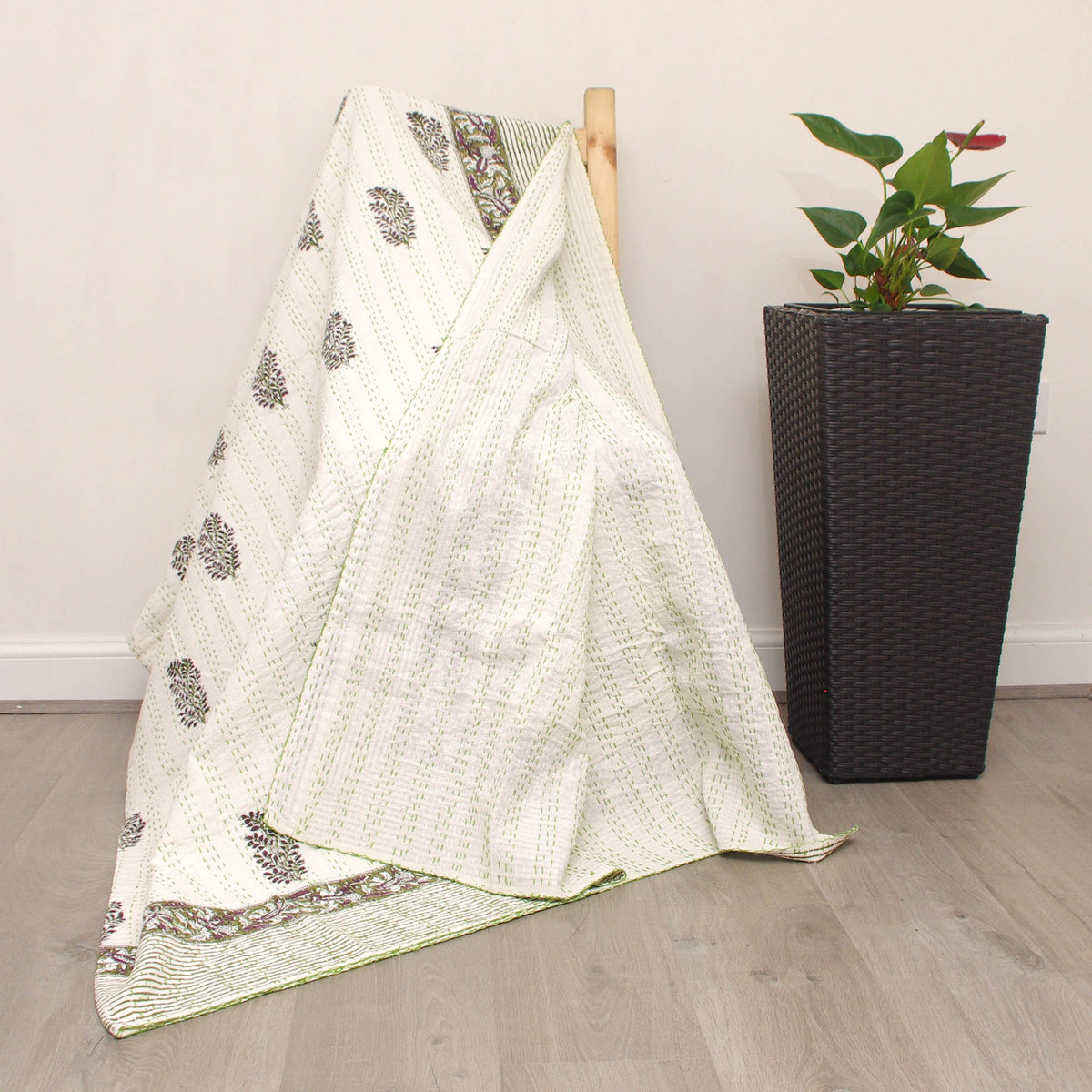 Tropischer Vogel Dunkelmarineblau Muster Baumwolle Queen Indian Boho Kantha Steppdecke, Tagesdecke KDQ57