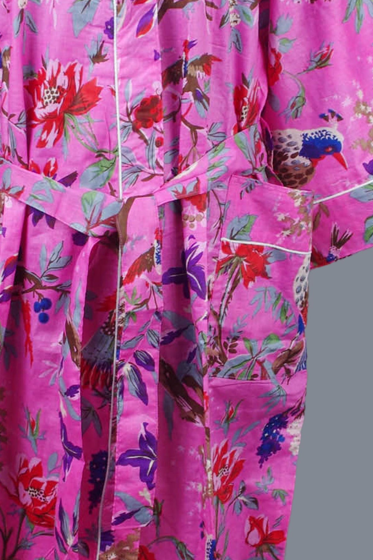 Rosafarbener Kimono-Morgenmantel aus Baumwolle mit tropischem Vogeldruck