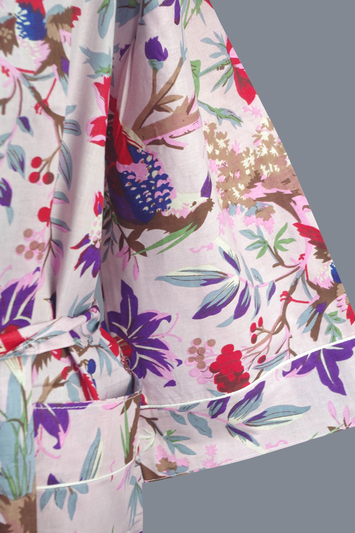 Pfirsichfarbener Kimono-Morgenmantel aus Baumwolle mit tropischen Vögeln