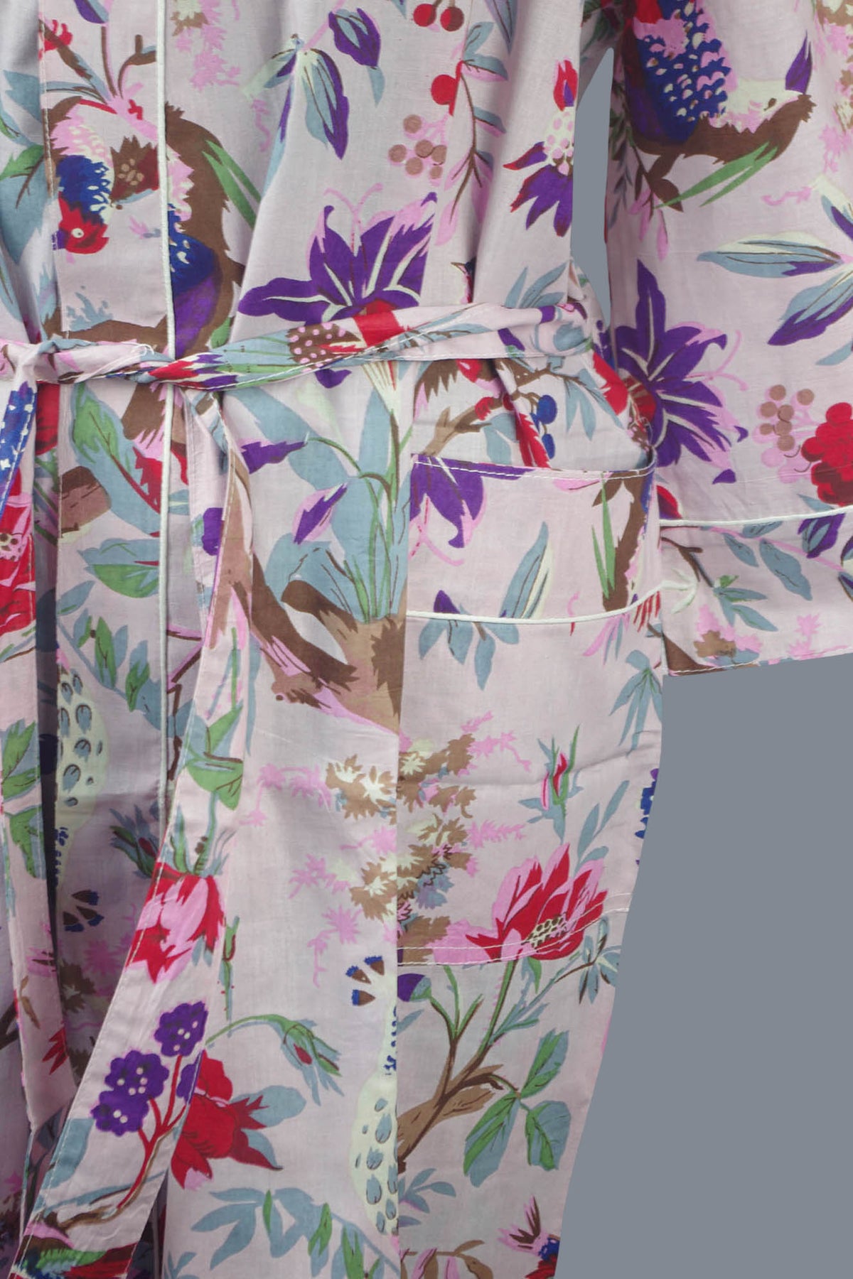 Pfirsichfarbener Kimono-Morgenmantel aus Baumwolle mit tropischen Vögeln