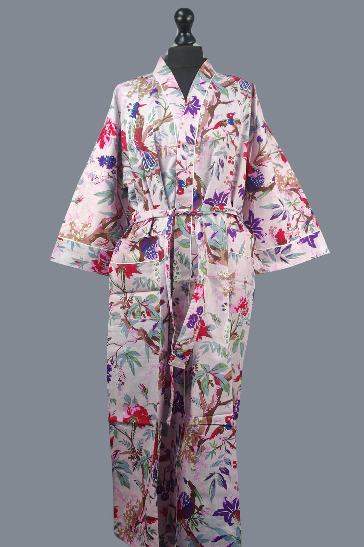 Pfirsichfarbener Kimono-Morgenmantel aus Baumwolle mit tropischen Vögeln