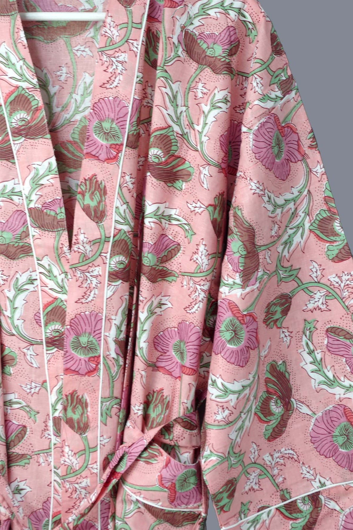 Animal Safari auf mintgrüner Basis Langer Kimono-Morgenmantel aus Baumwolle