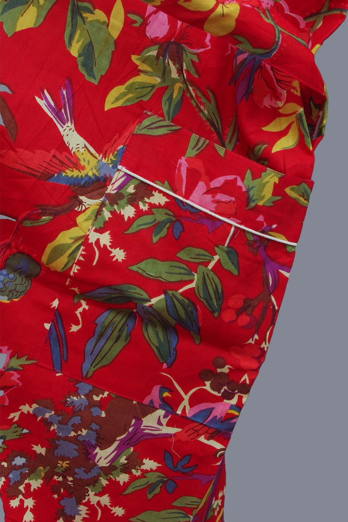 Roter Kimono-Morgenmantel aus Baumwolle mit tropischen Vögeln