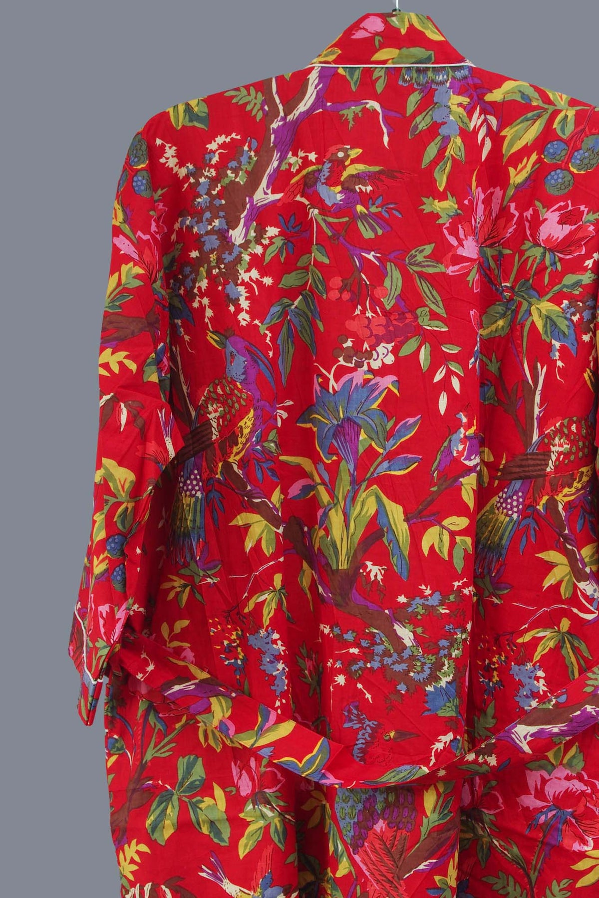 Roter Kimono-Morgenmantel aus Baumwolle mit tropischen Vögeln