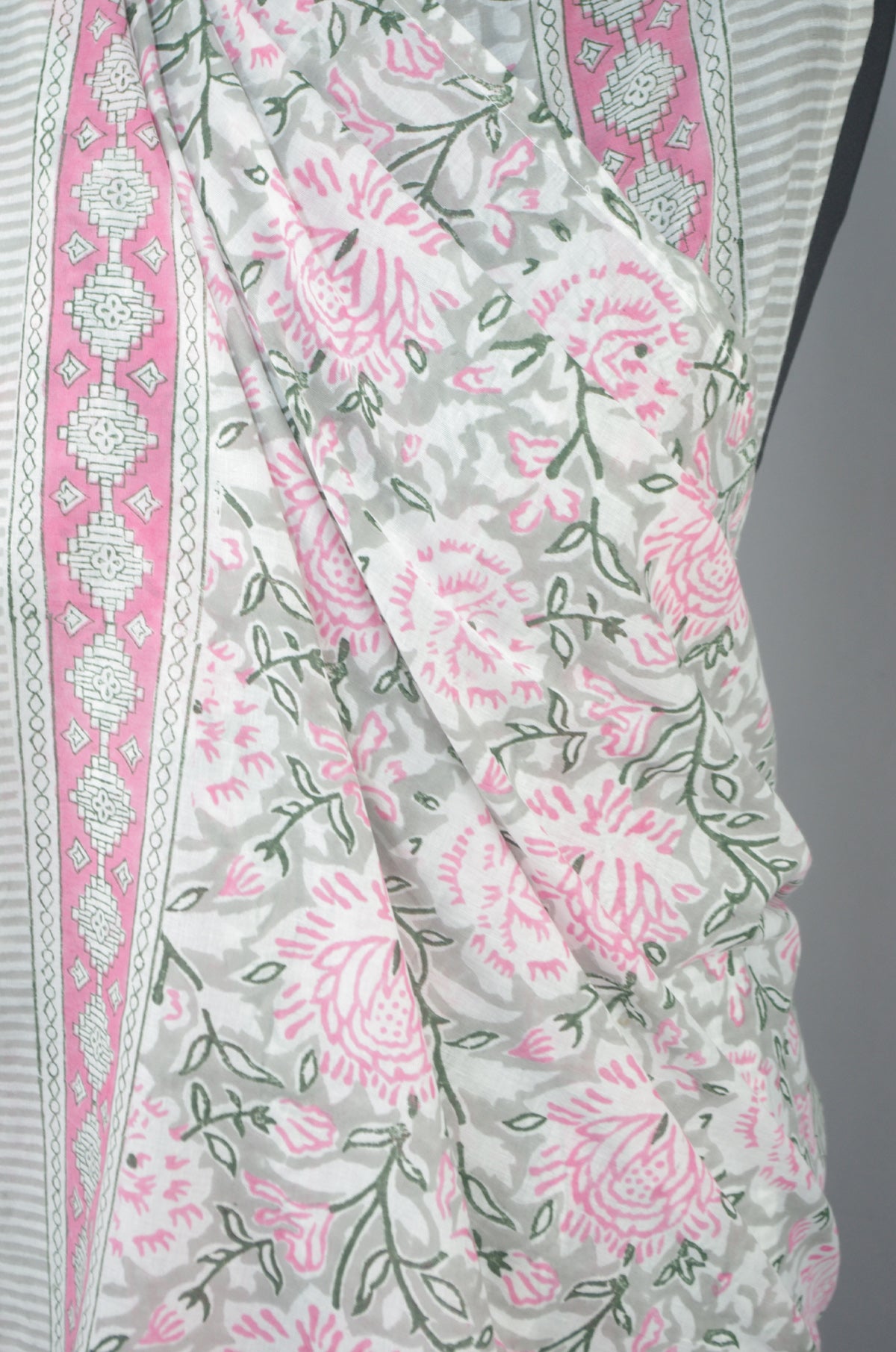 Strandüberwurf Sarong Pareo - Hellgraues Blumenmuster