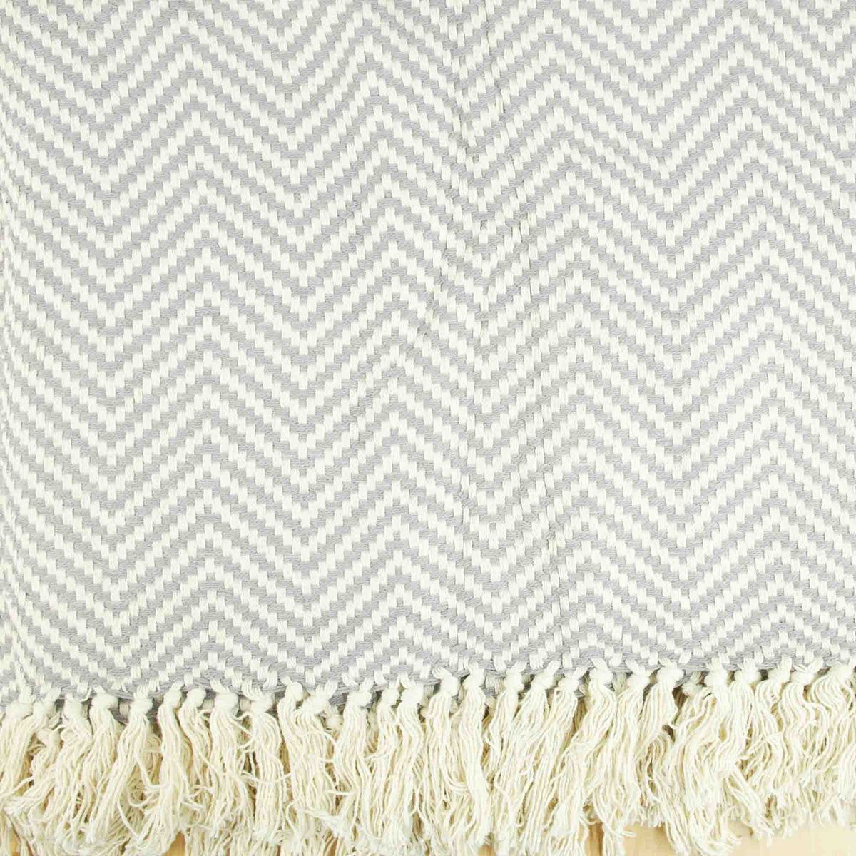 Blockbedruckter handgewebter Sofaüberwurf aus Baumwolle mit Quasten – grau-weiß geometrisch