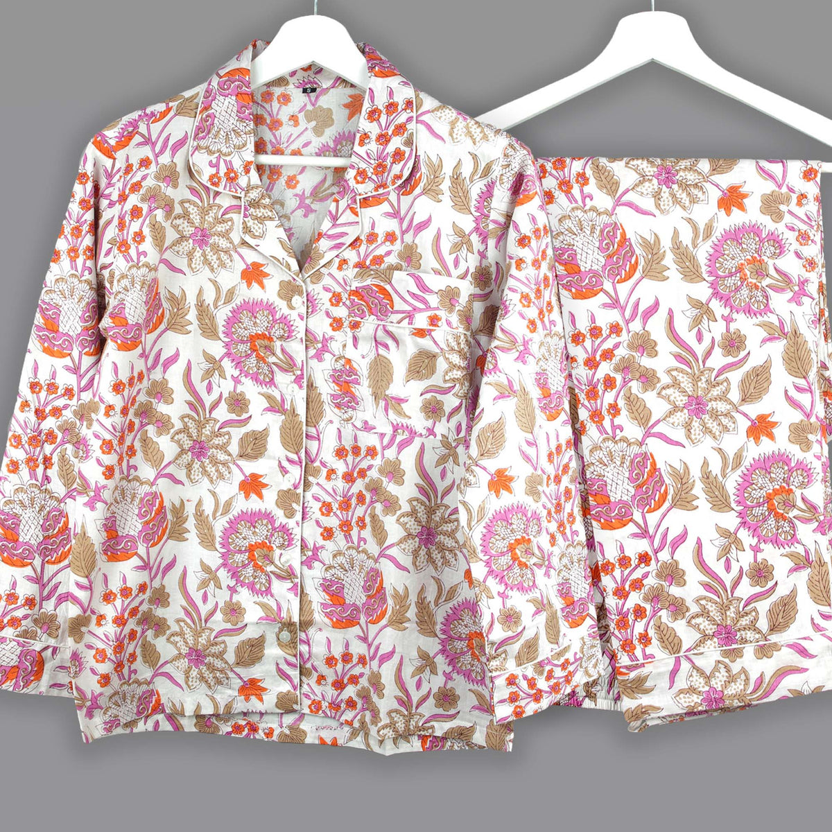 Langes bläulich-graues Pyjama-Set mit rosafarbenem Blumen-Blockdruck-Design
