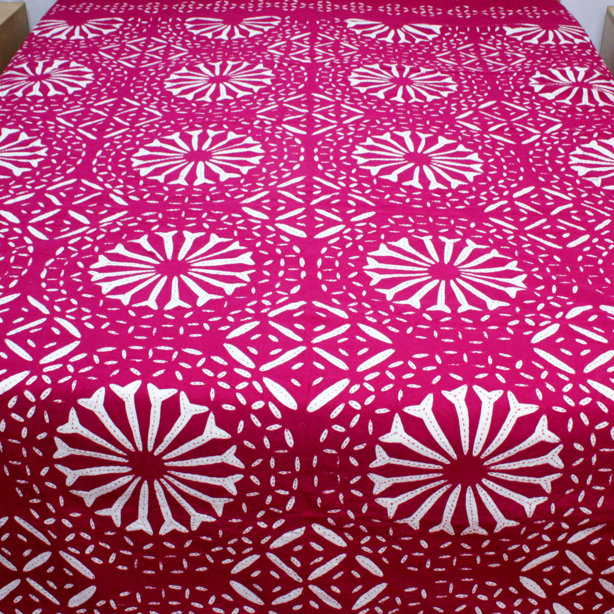 Rosa indische Applikation Cutwork Kantha Tagesdecke, Queen-Size-Bettdecke, böhmische Wende-Tagesdecke, handgefertigte böhmische bestickte Applikation