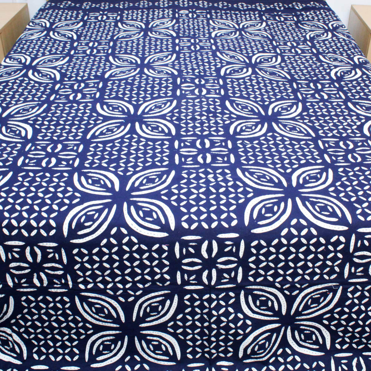 Marineblau indische Applikation Cutwork Kantha Tagesdecke, Queen-Size-Bettdecke, böhmische Wende-Tagesdecke, handgemachte böhmische Steppdecke.