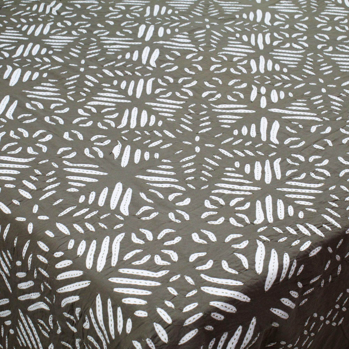 Indische Applikation Cutwork Kantha Tagesdecke, Queen-Size-Bettdecke, böhmische Wende-Tagesdecke, handgefertigte böhmische bestickte Applikation