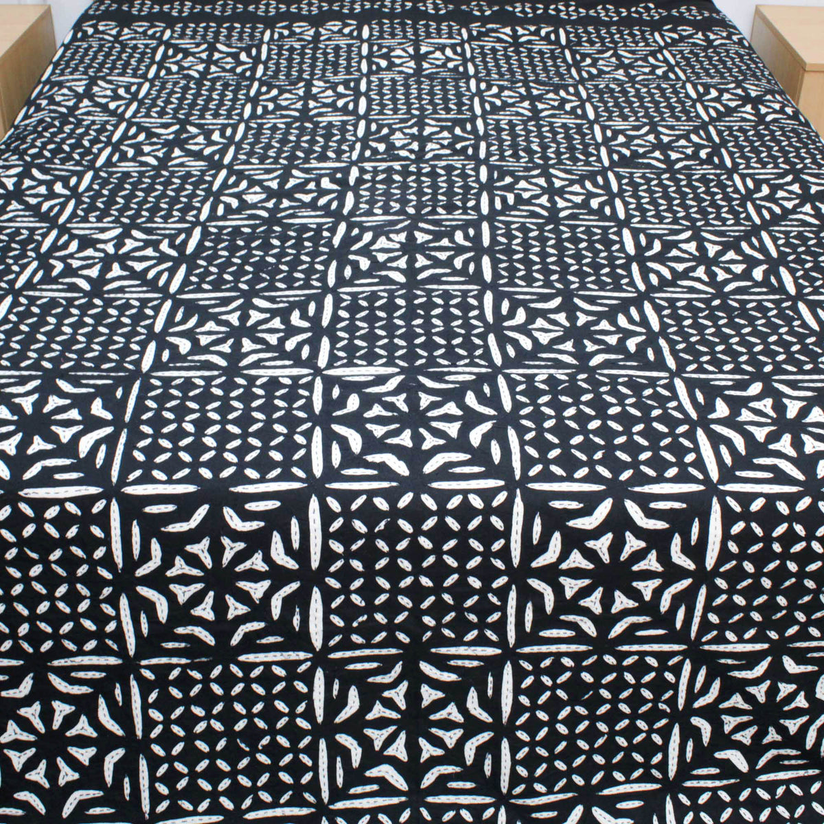 Schwarze indische Applikation Cutwork Kantha Tagesdecke, Queen-Size-Bettdecke, böhmische Wende-Tagesdecke, handgefertigte bestickte Applikation
