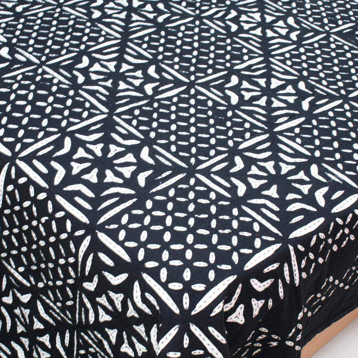Schwarze indische Applikation Cutwork Kantha Tagesdecke, Queen-Size-Bettdecke, böhmische Wende-Tagesdecke, handgefertigte bestickte Applikation