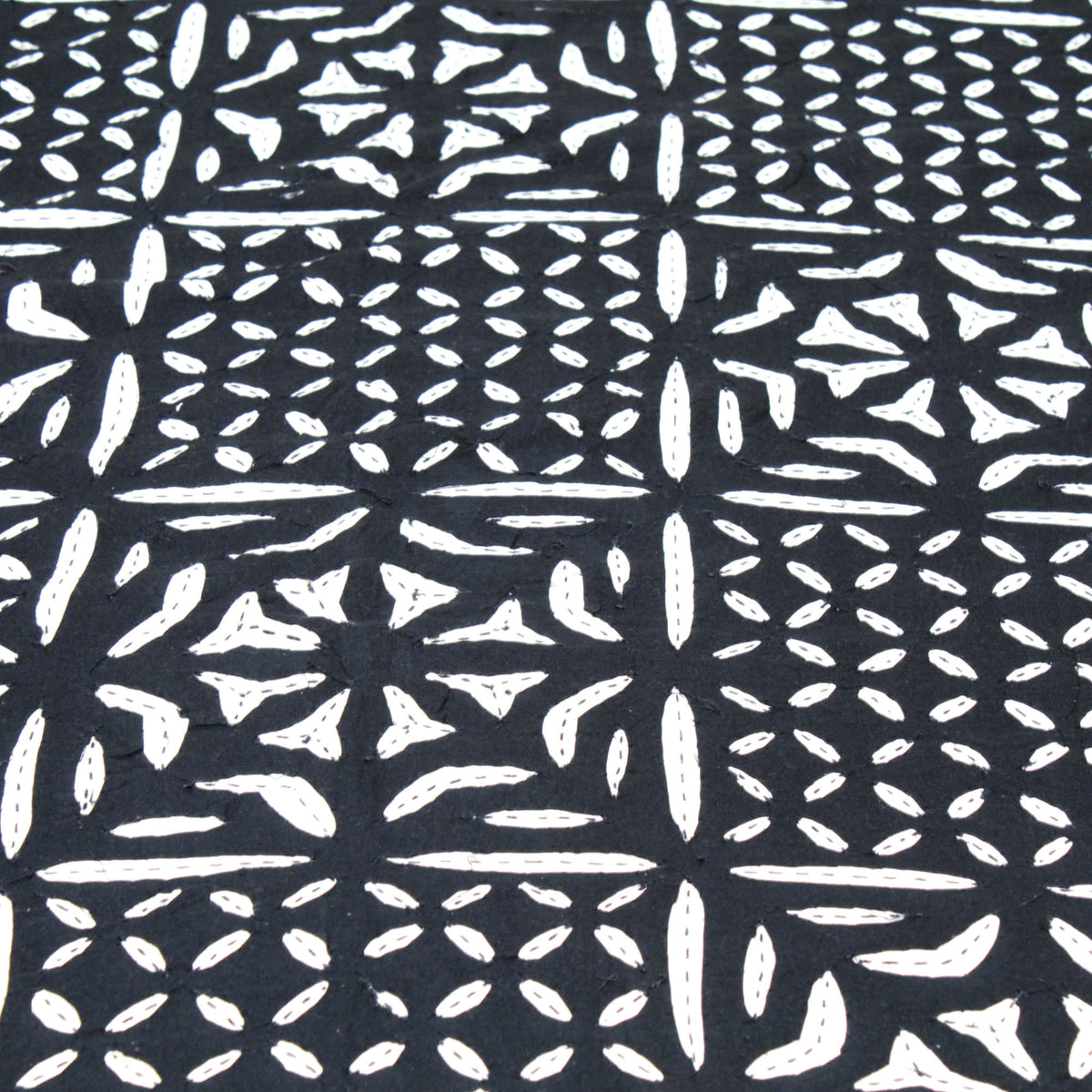 Schwarze indische Applikation Cutwork Kantha Tagesdecke, Queen-Size-Bettdecke, böhmische Wende-Tagesdecke, handgefertigte bestickte Applikation
