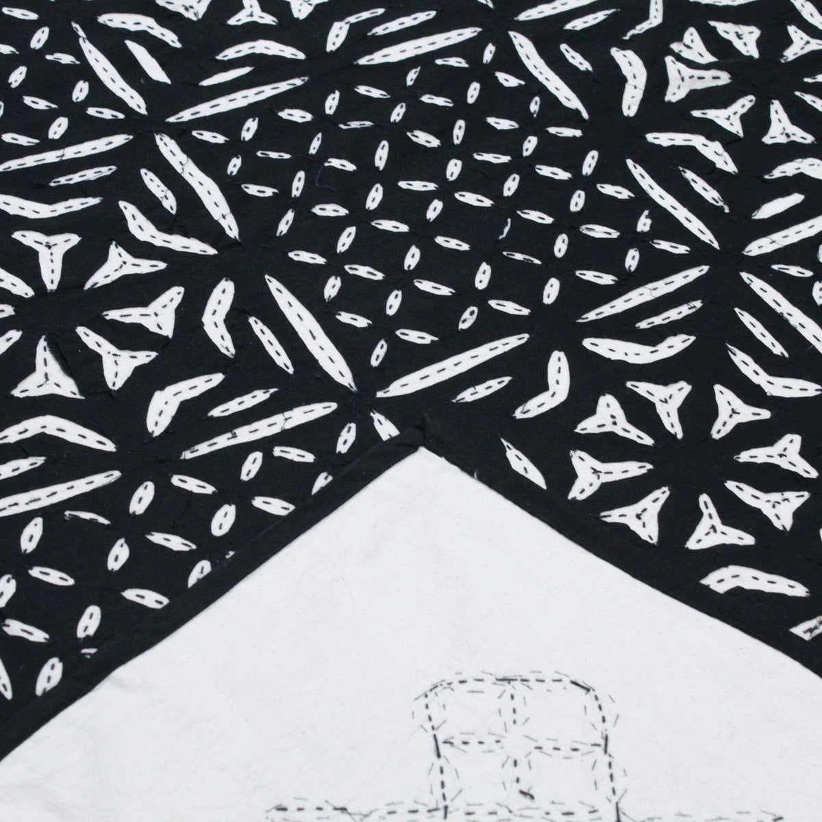 Schwarze indische Applikation Cutwork Kantha Tagesdecke, Queen-Size-Bettdecke, böhmische Wende-Tagesdecke, handgefertigte bestickte Applikation