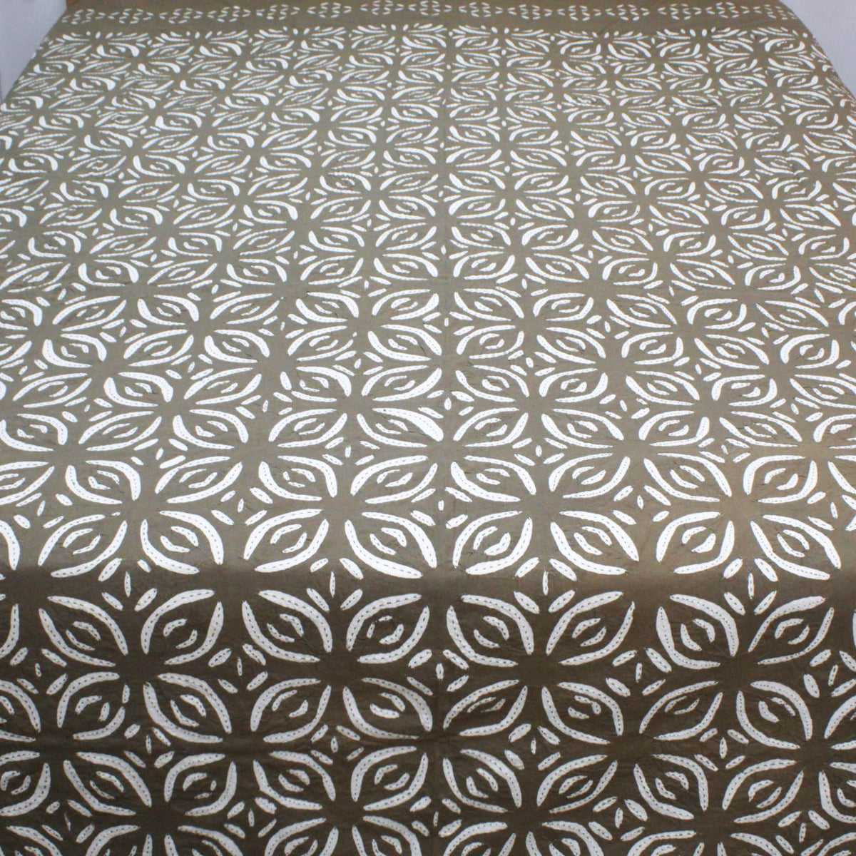 Grünlich-graue indische Applikation Cutwork Kantha Tagesdecke