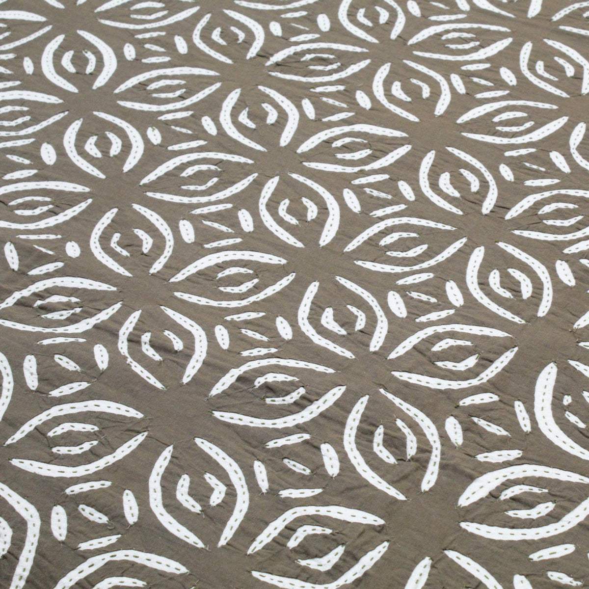 Grünlich-graue indische Applikation Cutwork Kantha Tagesdecke