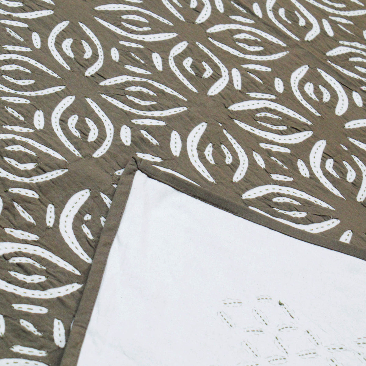 Grünlich-graue indische Applikation Cutwork Kantha Tagesdecke