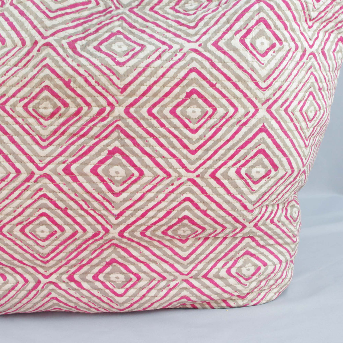 Große Einkaufs-/Strandtasche aus gesteppter Baumwolle - Pink Grey Diamonds