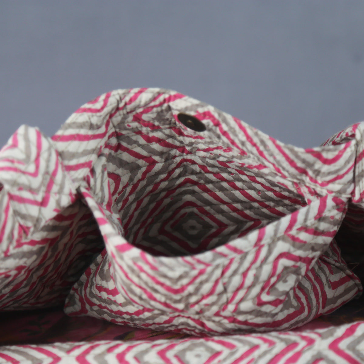Große Einkaufs-/Strandtasche aus gesteppter Baumwolle - Pink Grey Diamonds