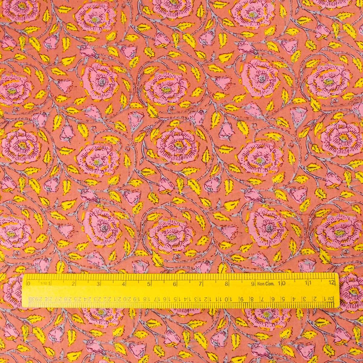 Handsiebbedruckter Stoff aus 100 % Baumwolle – dunkles Pfirsich-Blumenmuster (Design 394)
