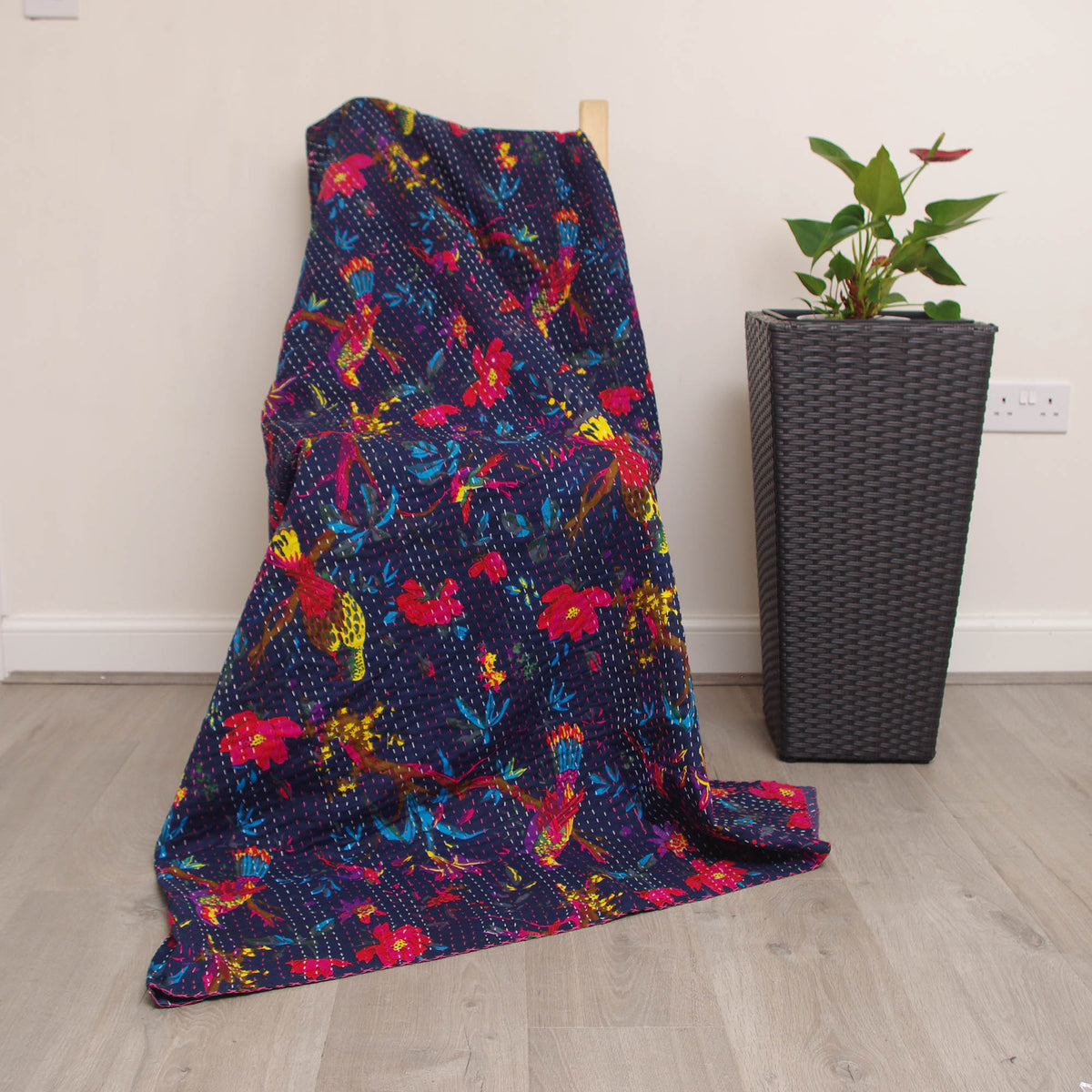 Tropischer Vogel Dunkelmarineblau Muster Baumwolle Queen Indian Boho Kantha Steppdecke, Tagesdecke KDQ57