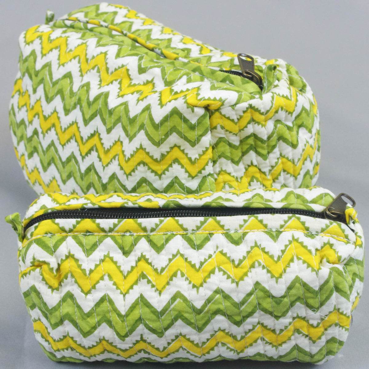 Set mit 2 gesteppten Kulturbeuteln mit X-Blockdruck – grüner und gelber Chevron-Druck