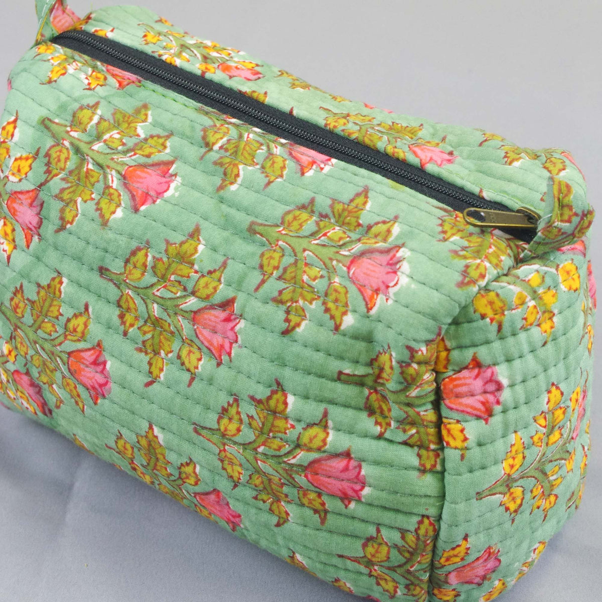 Gesteppte Kulturtasche mit Blockdruck - Rosa Blumenstrauß auf Grün