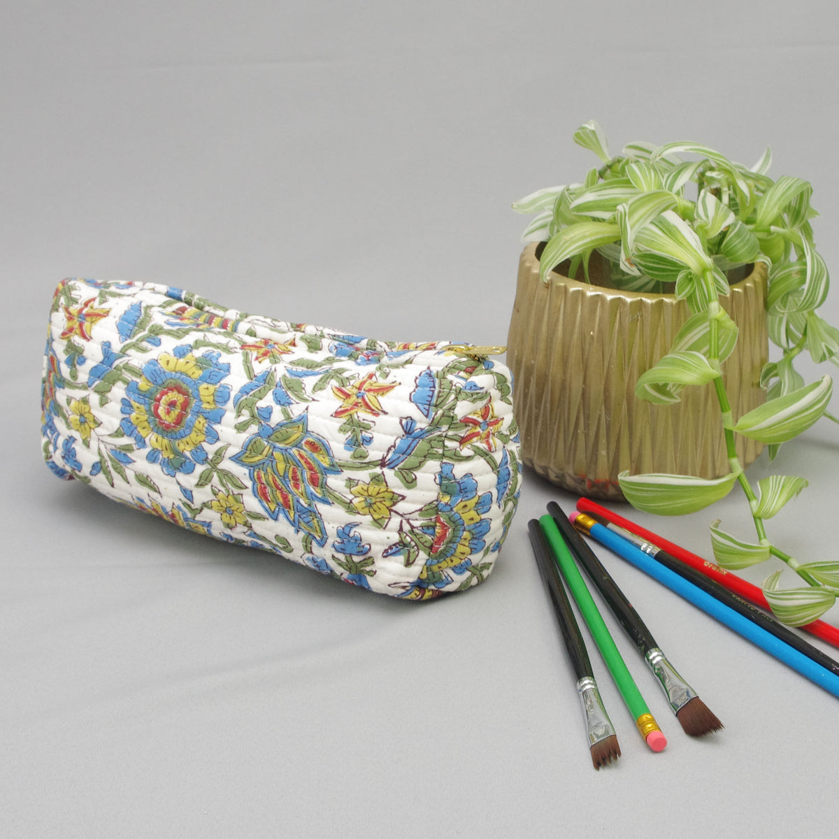 Make-up-Etui oder Federmäppchen in runder Form mit Blockdruck, weißes Blumenmuster