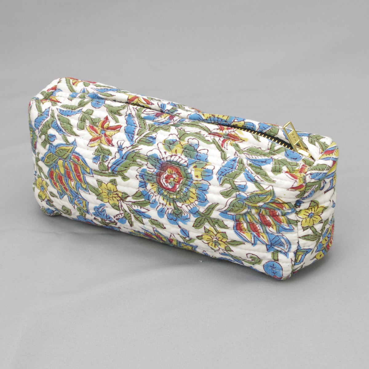 Make-up-Etui oder Federmäppchen in runder Form mit Blockdruck, weißes Blumenmuster