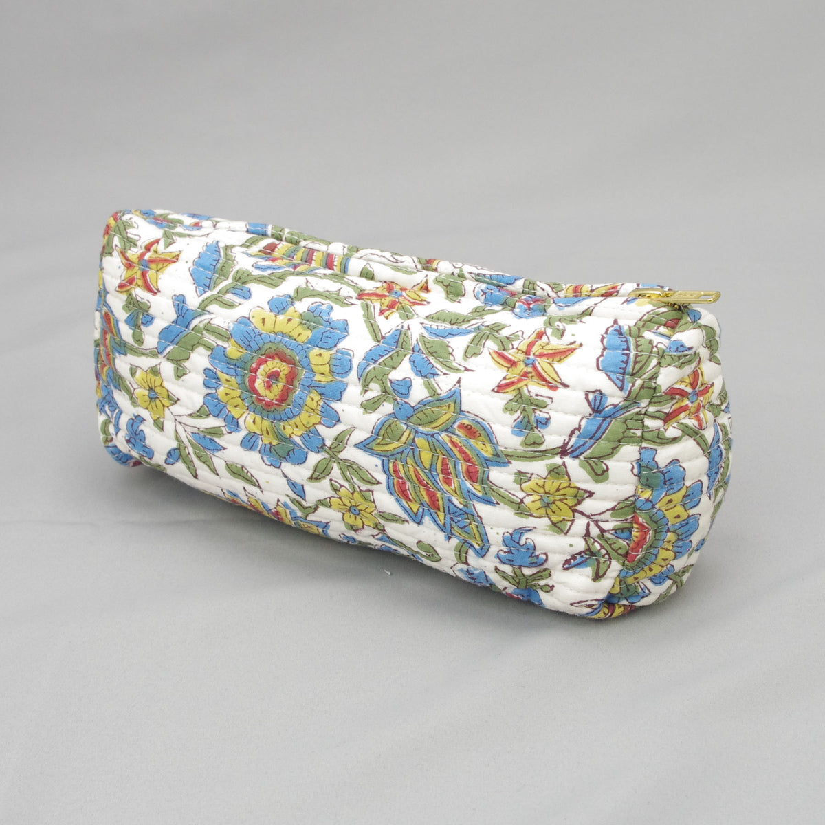 Make-up-Etui oder Federmäppchen in runder Form mit Blockdruck, weißes Blumenmuster